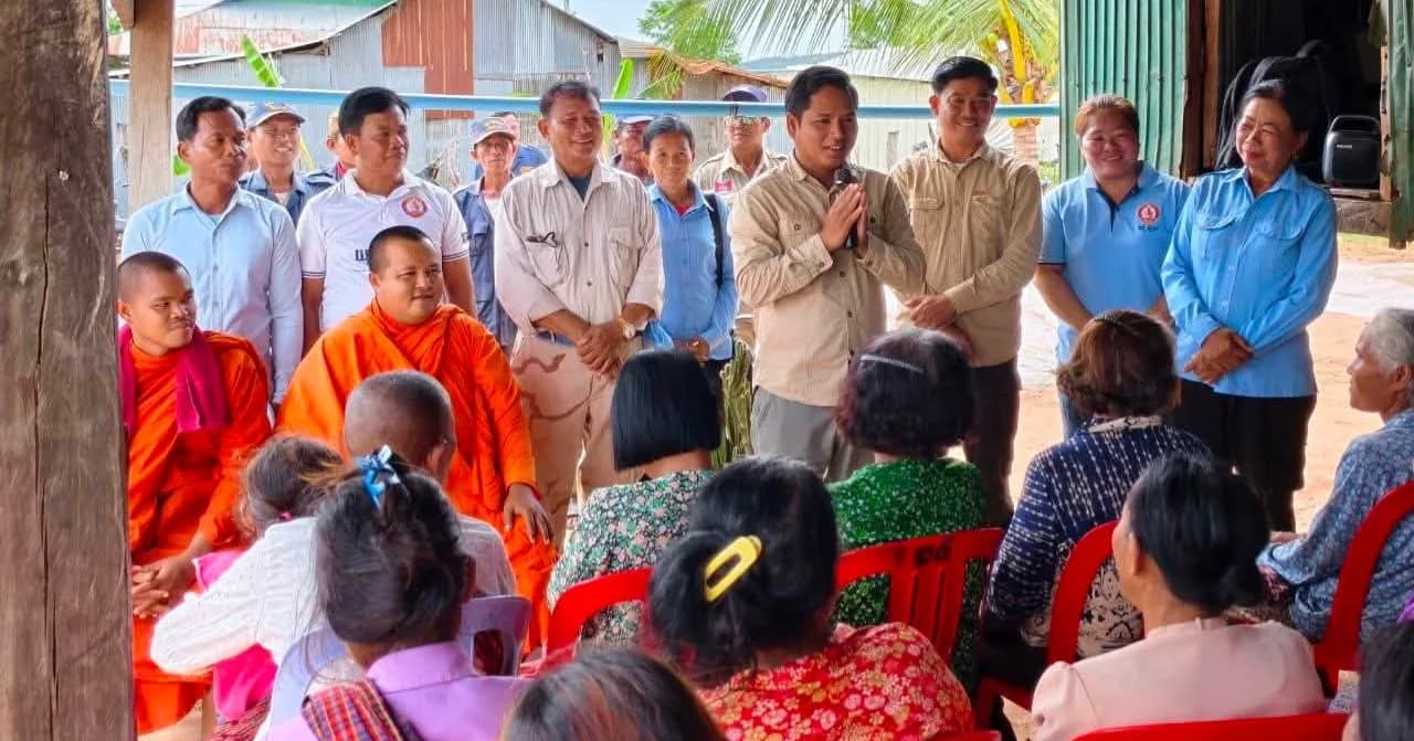 លោក ចាន់ វិចិត្រ អភិបាលស្រុកតាលោសែនជ័យ ចែកអំណោយជូនពលរដ្ឋក្រីក្រ និងងាយរងគ្រោះ ៦០គ្រួសារ នៅឃុំផ្ទះរុង