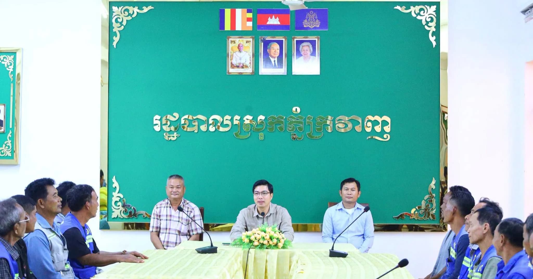 អភិបាលស្រុកភ្នំក្រវាញ អញ្ជើញជួបសំណេះសំណាល និងចែកអំណោយដល់បងប្អូនគ្រួសារម៉ូតូឌុប ក្នុងឱកាសបុណ្យភ្ជុំបិណ្ឌ