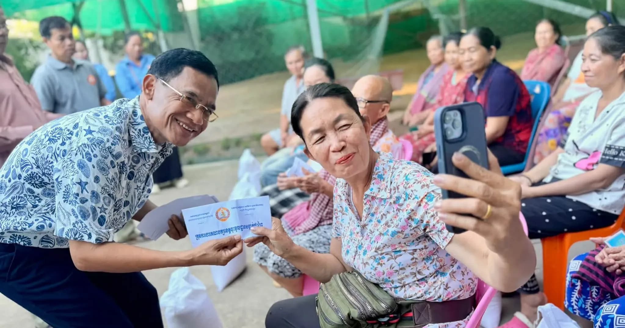 លោក ពៅ ពិសិដ្ឋ ប្រធានក្រុមការងារគណបក្សចុះមូលដ្ឋានសង្កាត់ផ្ទះព្រៃ អញ្ជើញចុះសំណេះសំណាល និងចែកអំណោយជូនសមាជិកបក្សនៅភូមិរ៉ា
