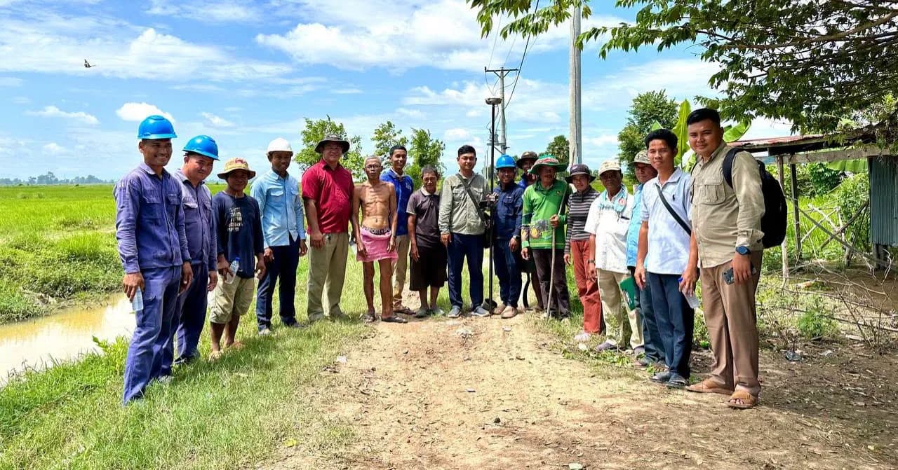 ក្រុមការងារជំនាញ ចុះពិនិត្យ និងវាស់វែងកំណត់និយាមកា ដើម្បីសម្របសម្រួលរំកិលបង្គោលភ្លើងរង ១៧ដើម នៅឃុំបាក់ចិញ្ចៀន