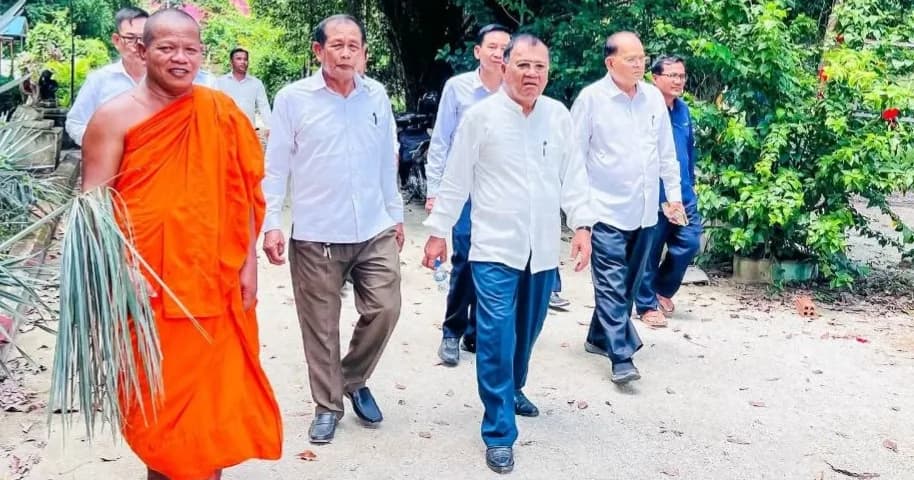 ឯកឧត្តម ស្បោង សារ៉ាត ចុះពិនិត្យការដ្ឋានសាងសង់ខ្លោងទ្វារសាលាបឋមសិក្សា ស្បោង សារ៉ាត ស៊ាន ឈុនហេង ព្រះឈរ ដែលសម្រេចបាន ៧០% ក្នុងឱកាសកាន់បិណ្ឌទី៥