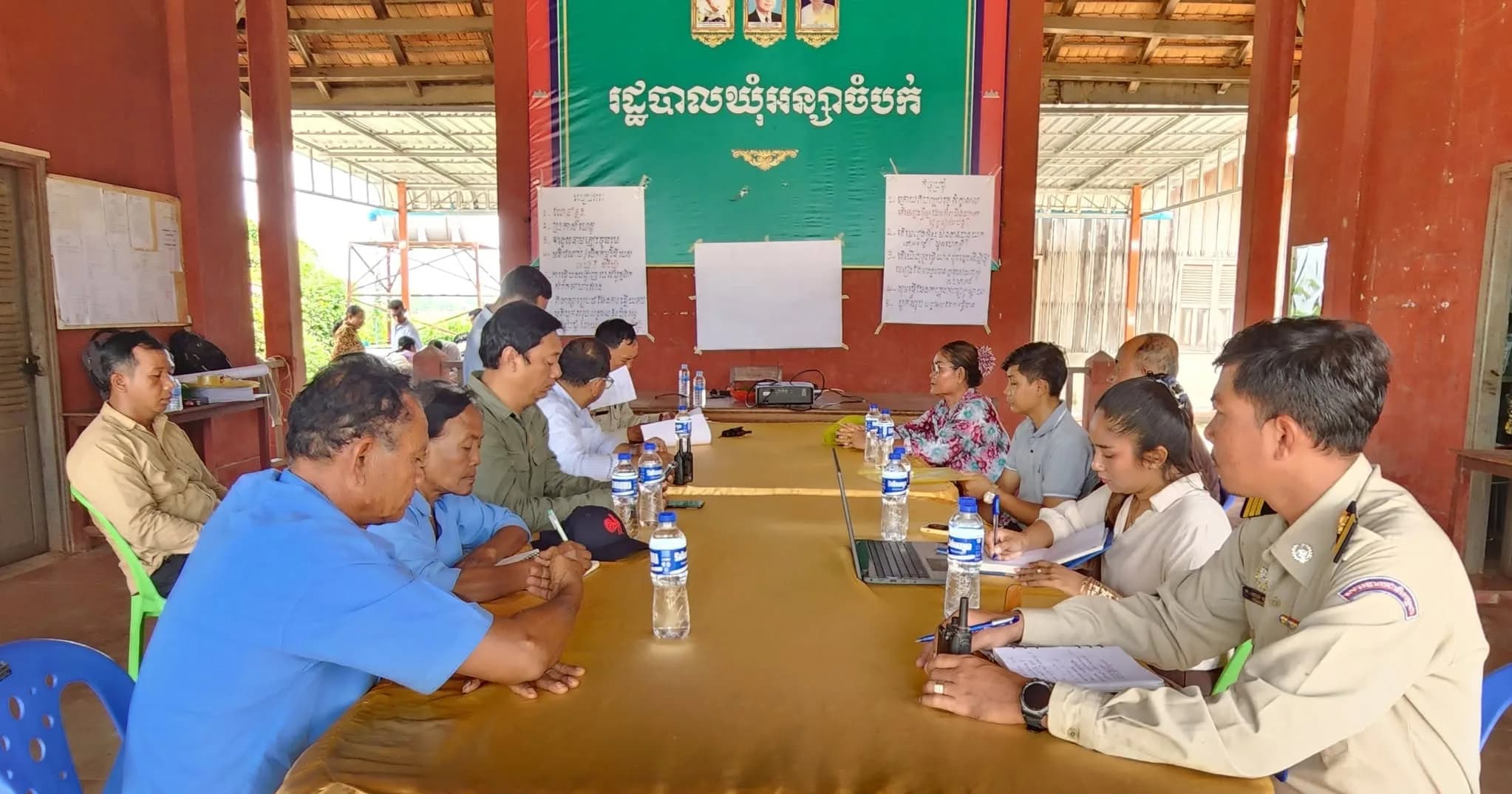 អភិបាលស្រុកក្រគរ ចុះសម្របសម្រួលដោះស្រាយទំនាស់ដីធ្លីរ៉ាំរ៉ៃនៅមុខវត្តវិហារហ្លួង ដោយទទួលបានការយល់ព្រមពីភាគីពាក់ព័ន្ធទាំងស្រុង
