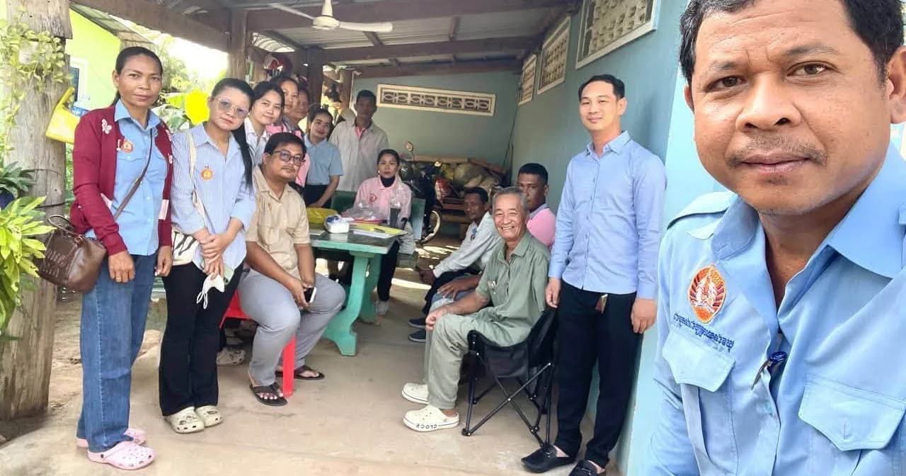 ក្រុមការងារមន្ទីរឧស្សាហកម្ម វិទ្យាសាស្ត្រ បច្ចេកវិទ្យា និងនវានុវត្តន៍ សហការចុះធ្វើបច្ចុប្បន្នភាពអត្តសញ្ញាណបណ្ណតាមក្រុមបក្ស ក្នុងសង្កាត់ព្រៃញី