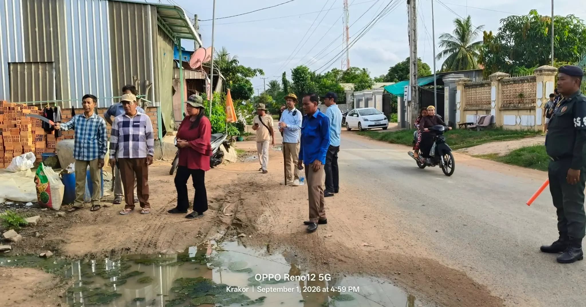 លោក អ៊ន សុផល្លា ដឹកនាំកម្លាំងគណៈបញ្ជាការឯកភាពស្រុកក្រគរ ចុះរៀបចំសណ្ដាប់ធ្នាប់ និងសម្អាតអនាម័យបរិស្ថានតាមបណ្ដោយផ្លូវជាតិលេខ៥៤