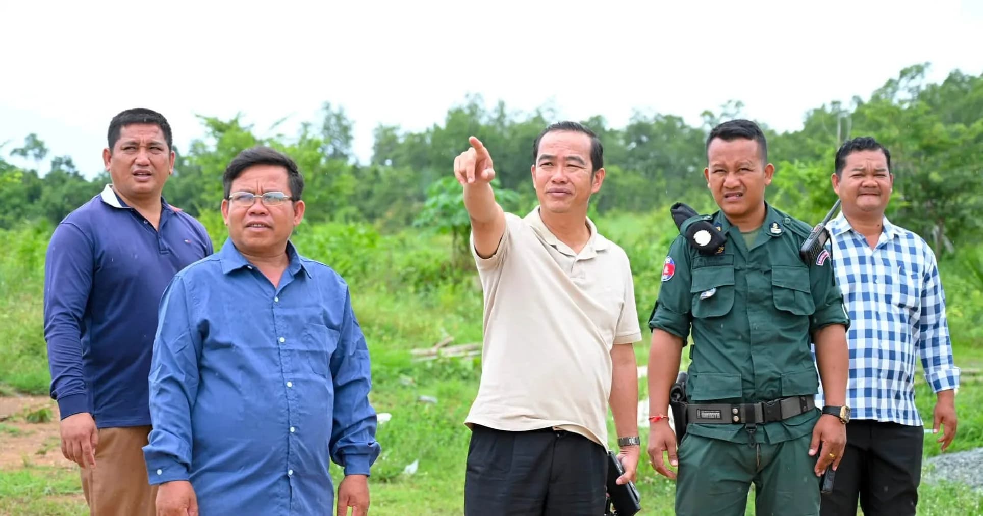 លោក ធាង ឡេង អភិបាលស្រុកវាលវែង ចុះពិនិត្យវឌ្ឍនភាពសាងសង់អគារសិក្សា ៣បន្ទប់ ដែលជាអំណោយរបស់ឯកឧត្តម ខូយ រីដា និងលោកជំទាវ អាំង សុជាតា ខូយ រីដា