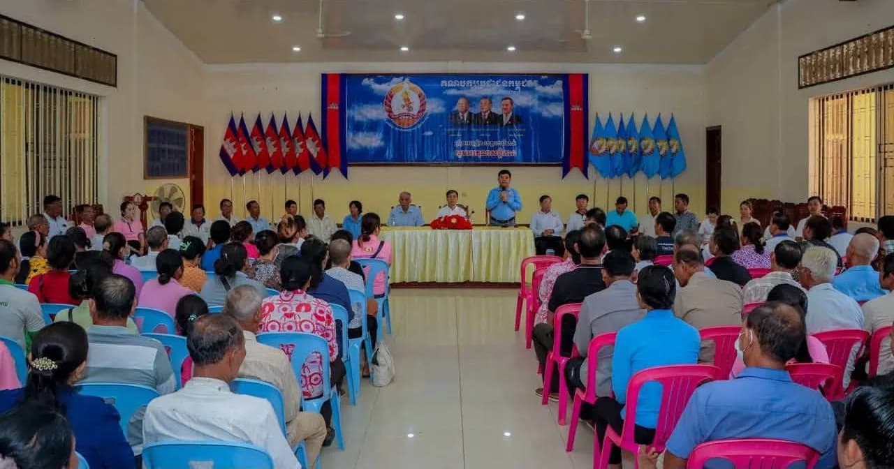 ក្រុមការងារឃុំស្វាយលួង បើកប្រជុំពិភាក្សាការងារ និងនាំយកអំណោយអង្ករ រួមទាំងសម្ភារសិក្សាចែកជូនប្រជាពលរដ្ឋ និងសិស្សានុសិស្សក្នុងឃុំ