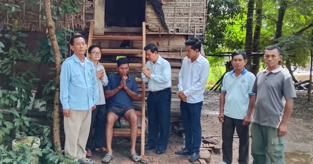 អភិបាលរងខេត្តពោធិ៍សាត់ ដឹកនាំក្រុមការងារនាំយករៀបចំជណ្តើ និងស័ង្កសី ជួយដល់គ្រួសារខ្វះខាត និងចាស់ជរា ២ គ្រួសារ នៅសង្កាត់បន្ទាយដី