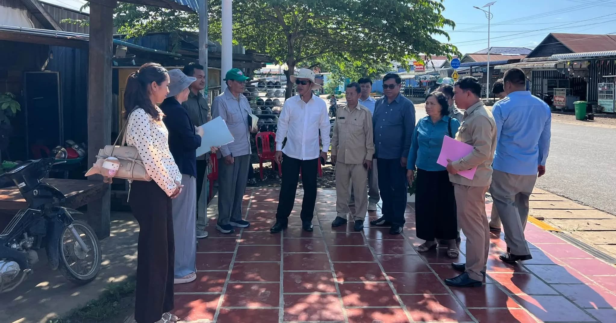 អភិបាលស្រុកវាលវែង ចុះពិនិត្យនិងវាយតម្លៃការដ្ឋាណដ្ឋានជួសជុលចិញ្ចើមផ្លូវក្រាលឥដ្ឋកន្សែងប្រវែង ១៤៨ម៉ែត្រ ព្រមទាំងការដាំផ្កាលម្អរនៅឃុំប្រម៉ោយ