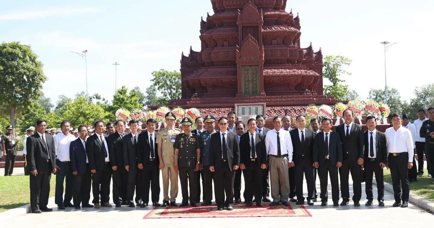 គណៈប្រតិភូខេត្តពោធិ៍សាត់ ចូលគោរពវិញ្ញាណក្ខន្ធ  និងដាក់កម្រងផ្កាជូន វីរយុទ្ធជន វីរយុទ្ធនារី កងកម្លាំងប្រដាប់អាវុធសាមគ្គីសង្គ្រោះជាតិកម្ពុជា