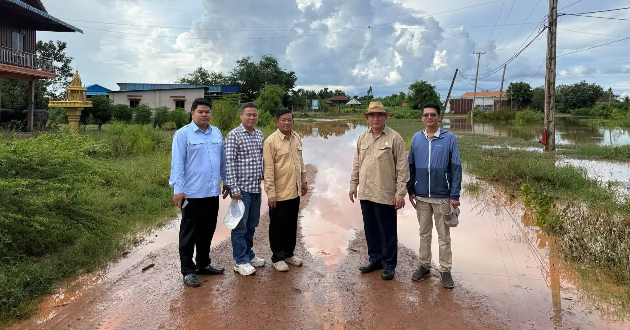ឯកឧត្តមបណ្ឌិត លី ណារុន និងមន្ត្រីជំនាញ ចុះពិនិត្យផ្លូវ២ខ្សែក្នុងស្រុកបាកានដែលរងការជន់លិចដោយជំនន់ទឹកភ្លៀង