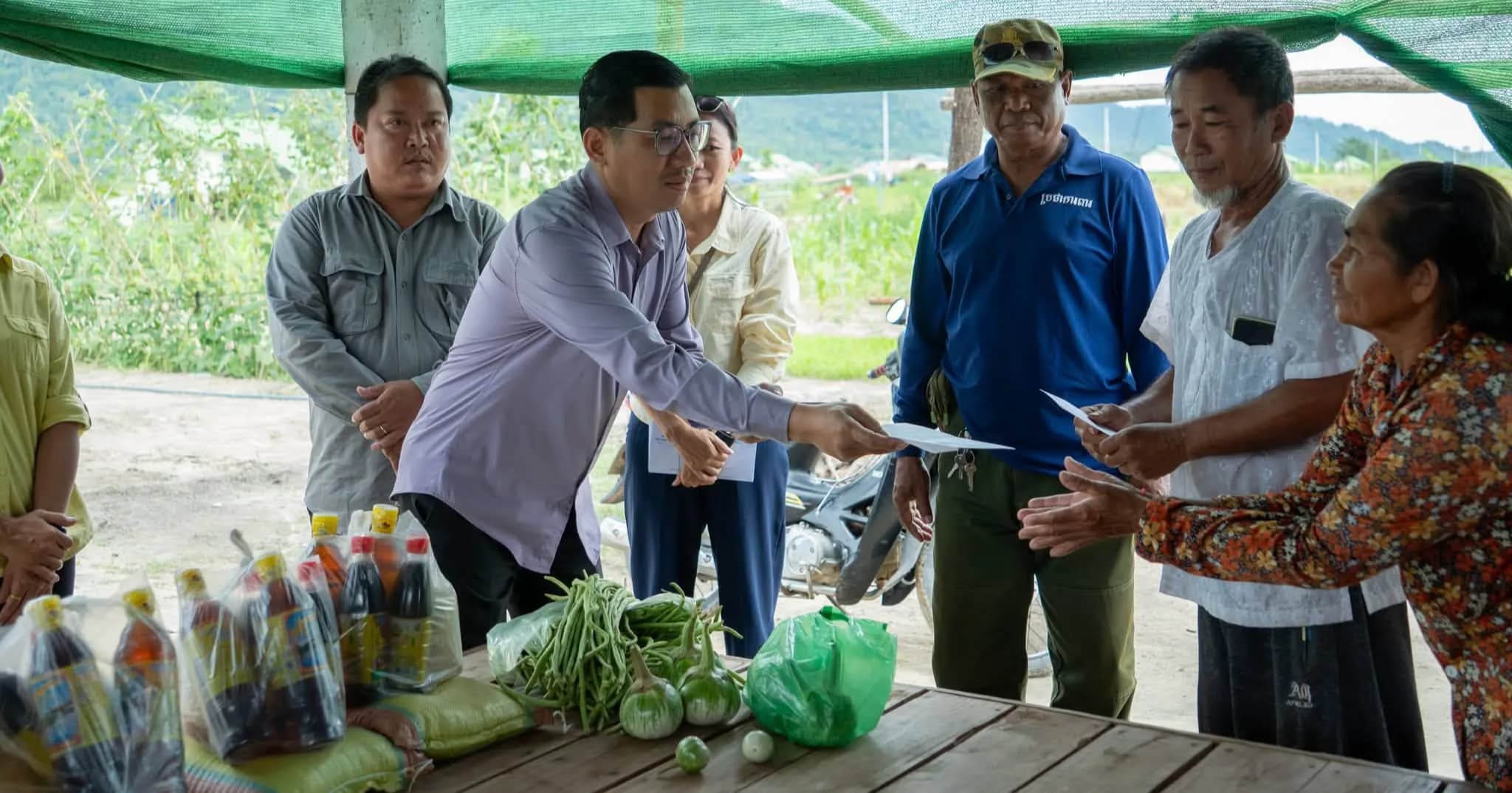 មន្ទីរទេសចរណ៍ខេត្តពោធិ៍សាត់ ចុះសួរសុខទុក្ខ និងនាំយកអំណោយចែកជូនគ្រួសារសម្ព័ន្ធមេត្រីភាព ៨គ្រួសារ នៅភូមិអភិវឌ្ឍន៍ ប៊ុន រ៉ានី ហ៊ុន សែន ដំណាក់ទ្រយឹង