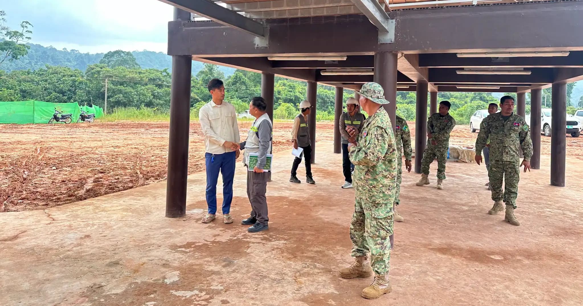 លោក អេង រស្មី ប្រធានមន្ទីរបរិស្ថាន ចុះពិនិត្យទីតាំងស្នាក់ការវាលស្បូវ នៃដែនជម្រកសត្វព្រៃភ្នំសំកុស បន្ទាប់ពីការត្រៀមរៀបចំពិធីសម្ពោធផ្លូវជាតិលេខ១០
