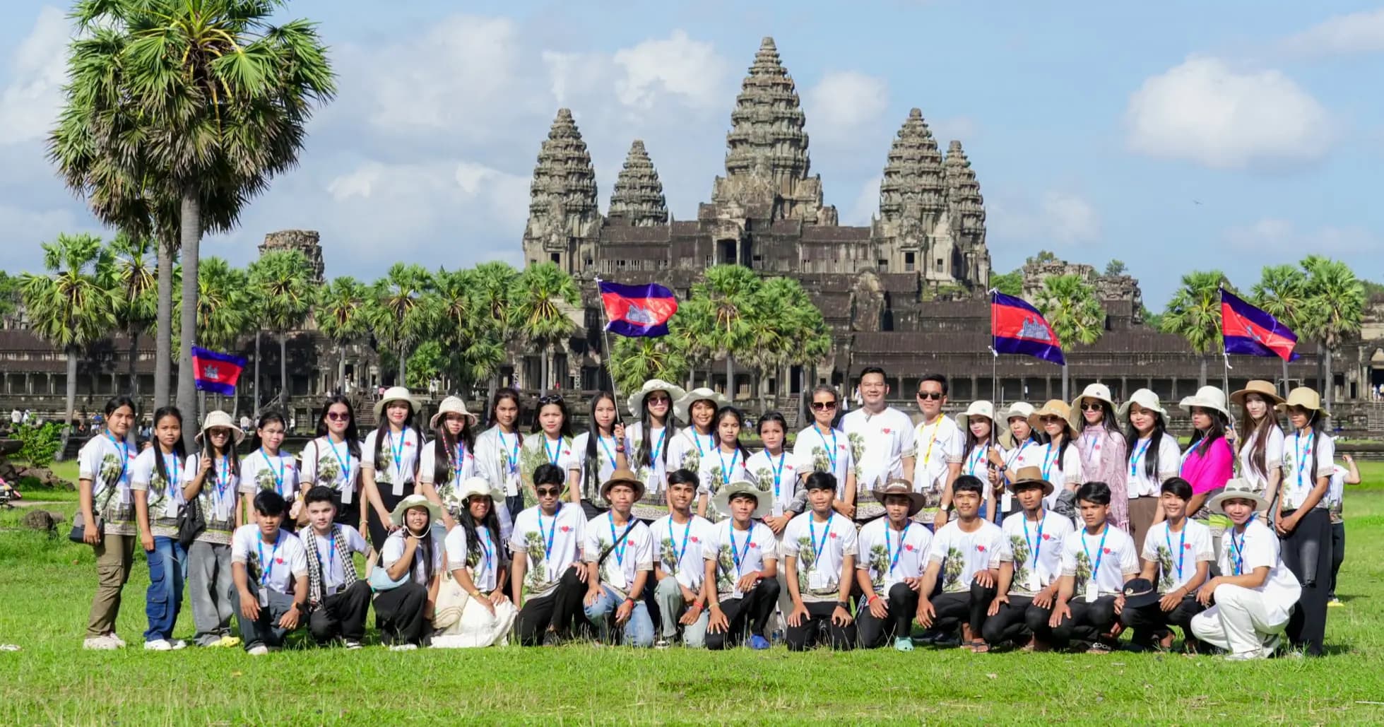 សិស្សថ្នាក់ទី១២ វិទ្យាល័យបាកាន រៀបចំដំណើរទស្សនកិច្ចនៅសៀមរាប និងថតរូបអនុស្សាវរីយ៍នៅប្រាសាទអង្គរវត្ត ក្រោមការឧបត្ថម្ភពីថ្នាក់ដឹកនាំ