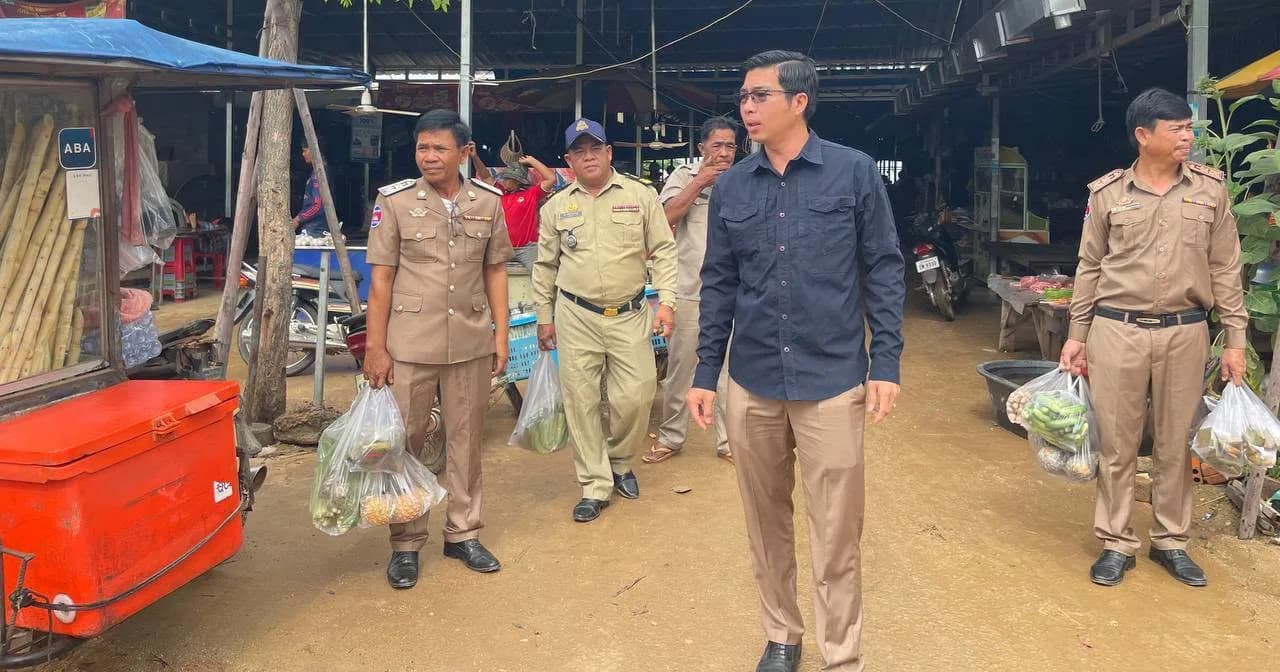 អភិបាលស្រុកភ្នំក្រវាញ អញ្ជើញចុះពិនិត្យអនាម័យបរិស្ថាន និងសួរសុខទុក្ខបងប្អូនអាជីវករនៅផ្សារបាក់ចិញ្ចៀន