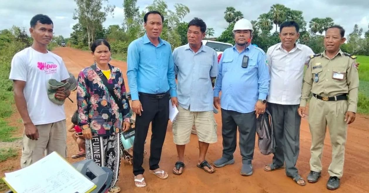 អាជ្ញាធរក្រុងពោធិ៍សាត់ ចុះសម្រុះសម្រួលជាមួយពលរដ្ឋដំឡើងបង្គោលភ្លើងនៅសង្កាត់រលាប ដោយទទួលបានលទ្ធផលរលូន