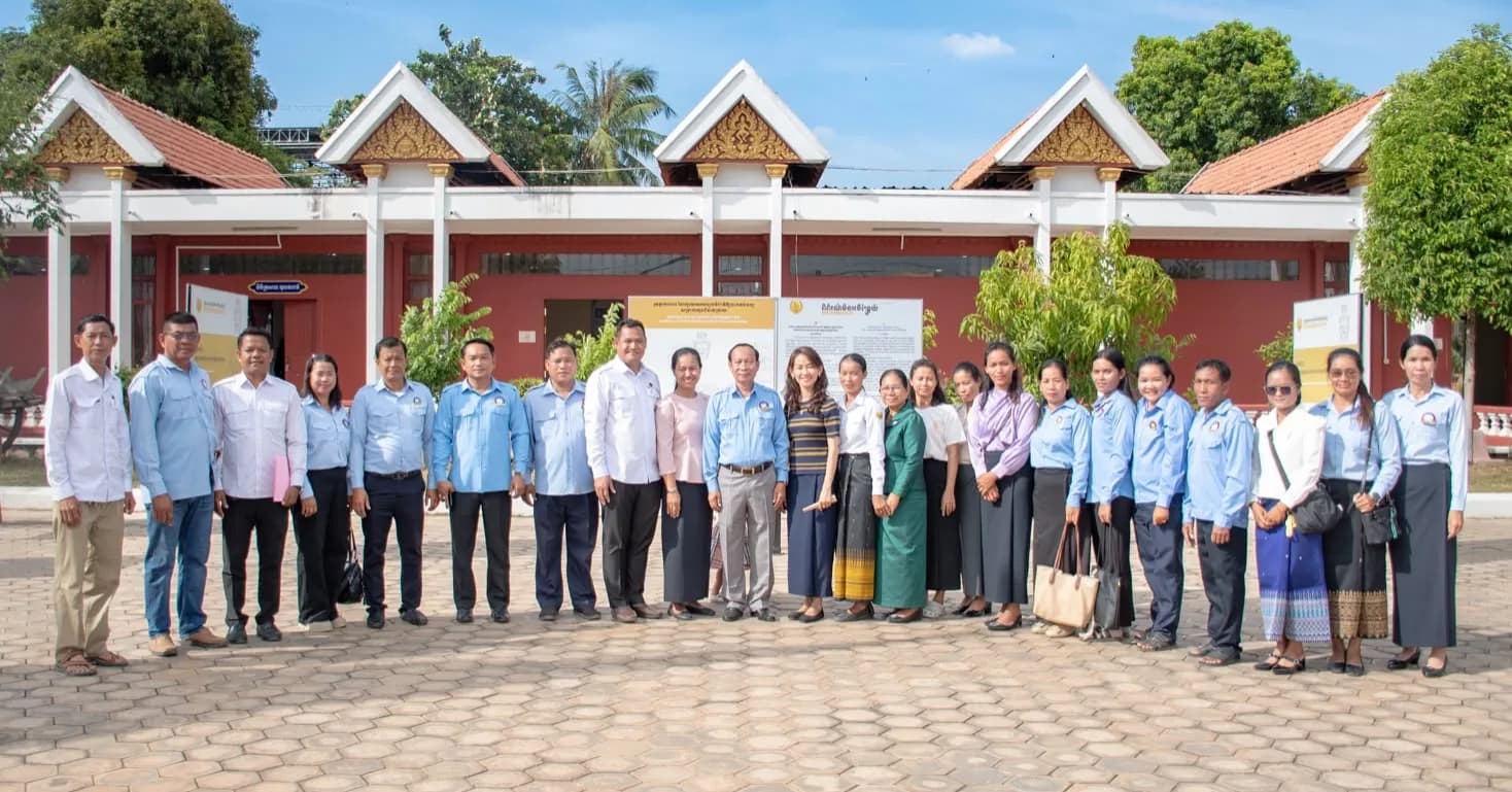 លោក សំ ណារិទ្ធិ ដឹកនាំក្រុមគ្រួសារ ស.ស.យ.ក ខេត្តពោធិ៍សាត់ ចូលទស្សនាពិព័រណ៍រូបភាព នៅសារមន្ទីរខេត្តពោធិ៍សាត់