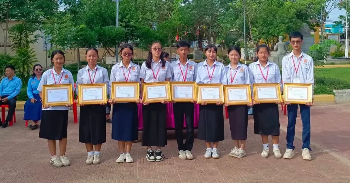 ដើម្បីបង្កើនទម្លាប់រស់នៅស្អាតនិងភាពជាអ្នកដឹកនាំ អនុវិទ្យាល័យពោធិ៍សាត់ ជូនលិខិតសរសើរដល់ថ្នាក់រៀននិងសិស្សឆ្នើម