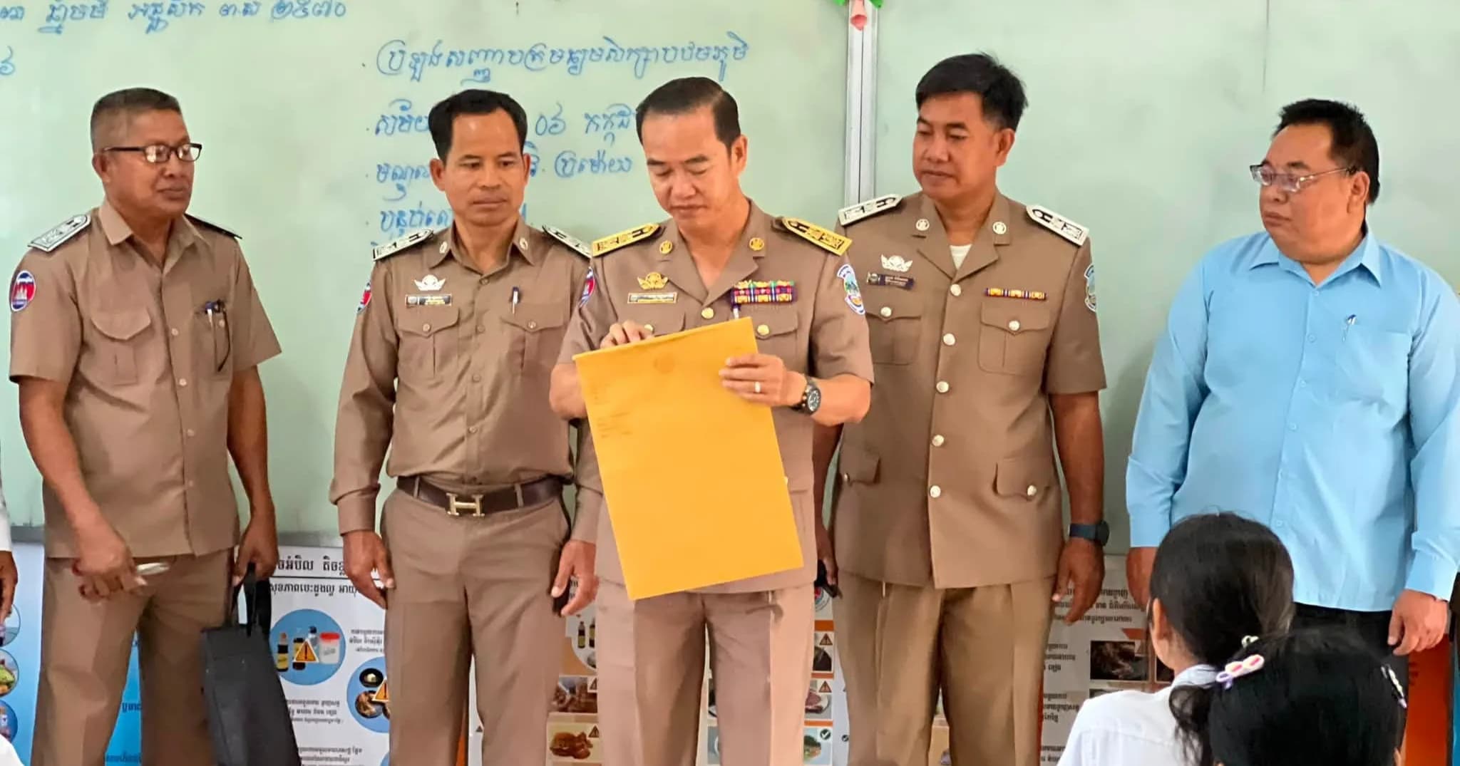 លោក ធាង ឡេង អភិបាលស្រុកវាលវែង អញ្ជើញបើកវិញ្ញាសាប្រឡងឌីប្លូម នៅមណ្ឌលវិទ្យាល័យ ហ៊ុន សែន ប្រម៉ោយ