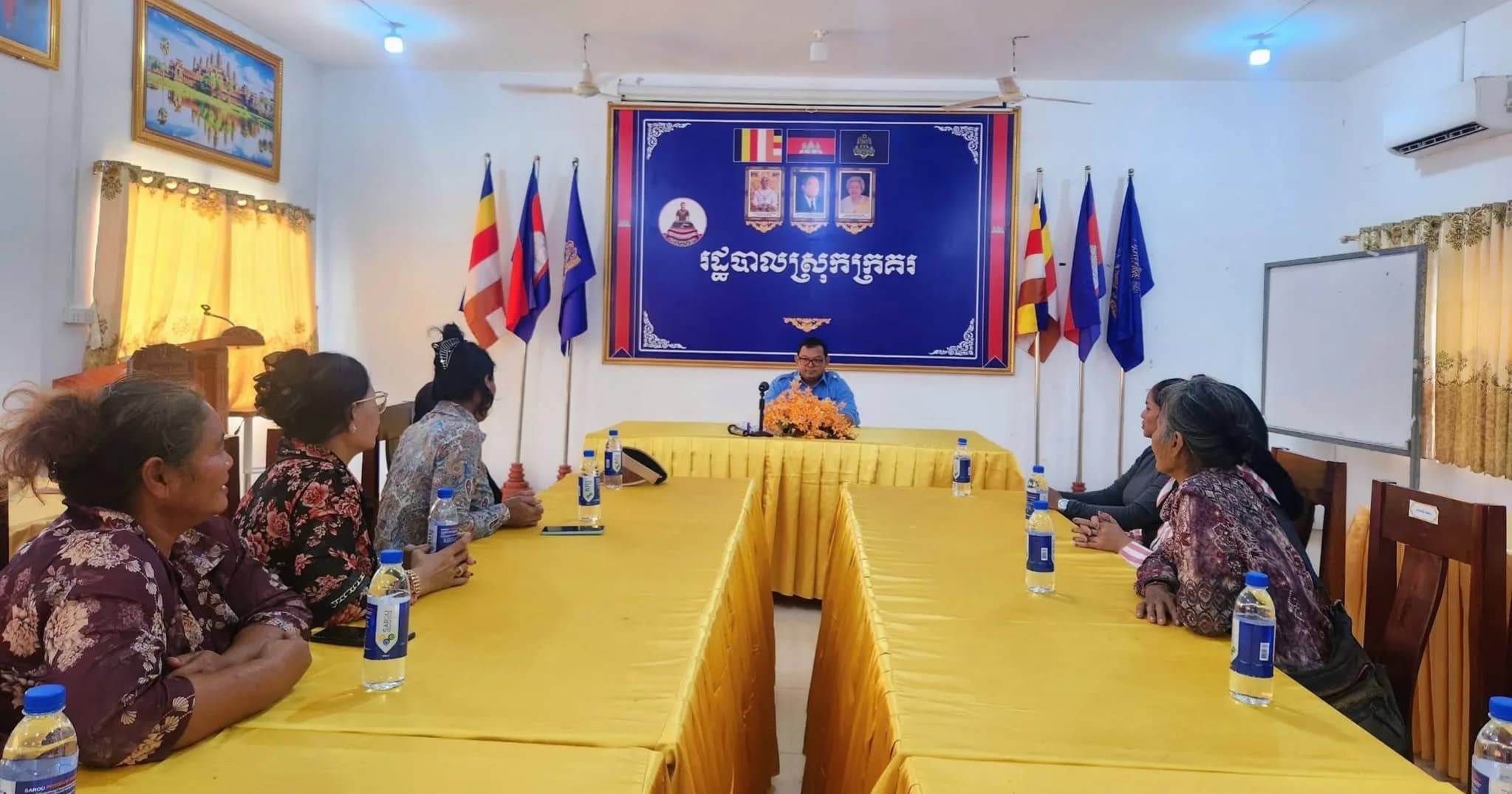 ជំនួបសម្របសម្រួលជាមួយអាជីវករ ៧ តូប ដែលលក់ដូររំលោភលើចំណីផ្លូវ និងមាត់ស្ទឹងក្បាលស្ពានបំណក់