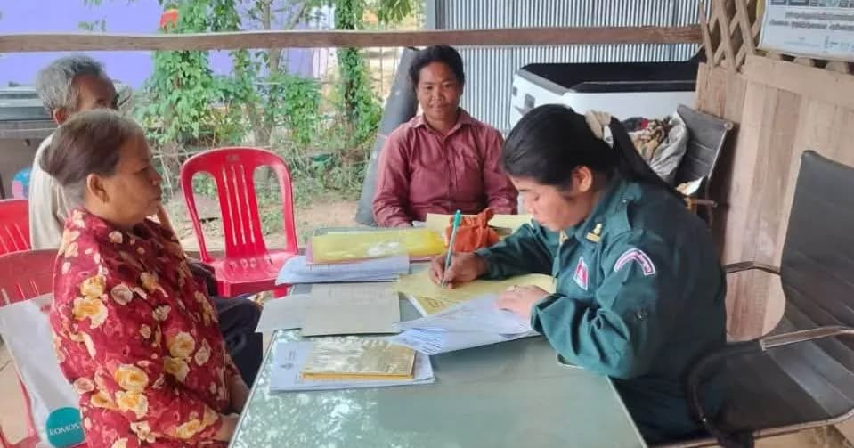 នគរបាលរដ្ឋបាលទាំង ៦ឃុំ ក្នុងស្រុកភ្នំក្រវាញ ចុះប្រគល់សៀវភៅគ្រួសារ និងអត្តសញ្ញាណប័ណ្ណជូនប្រជាពលរដ្ឋដល់ខ្នងផ្ទះ ដើម្បីសម្រួលជីវភាពរស់នៅប្រចាំថ្ងៃ