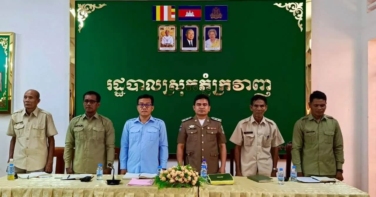 សាលាស្រុកភ្នំក្រវាញ រៀបចំកម្មវិធីបើកសំណើដេញថ្លៃគម្រោងសាងសង់បង្គោលភ្លើងប្រើពន្លឺព្រះអាទិត្យចំនួន ៥០ដើម ជូនដល់ប្រជាពលរដ្ឋ