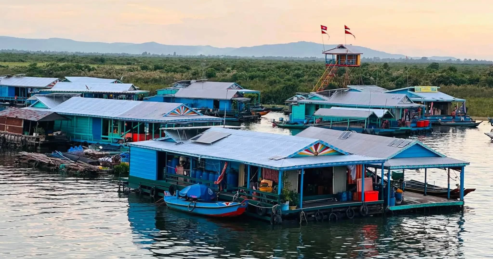 សម្រស់ធម្មជាតិ និងជីវភាពរស់នៅលើផ្ទៃទឹកបឹងទន្លេសាប ឃុំកំពង់លួង