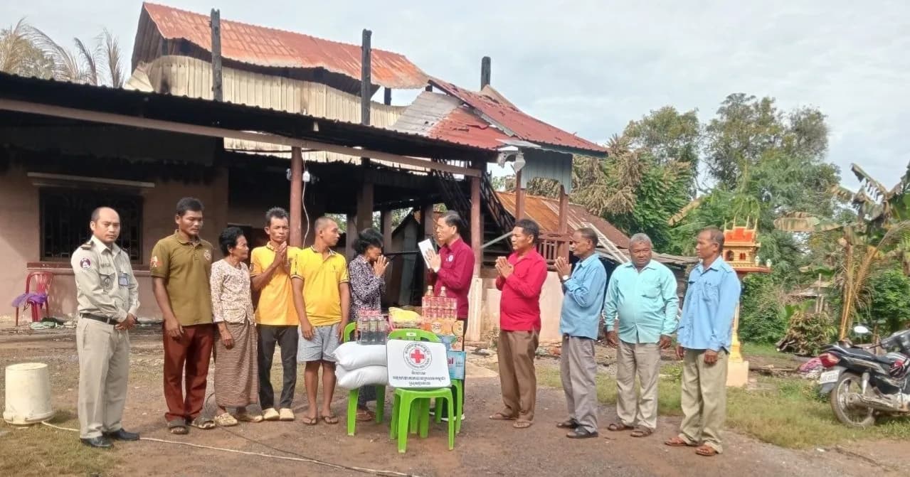 ប្រជាពលរដ្ឋរងគ្រោះដោយសារអគ្គិភ័យនៅឃុំអូរតាគី ទទួលបានអំណោយមនុស្សធម៌  ពីអនុសាខាកាកបាទក្រហមកម្ពុជាថ្មគោល