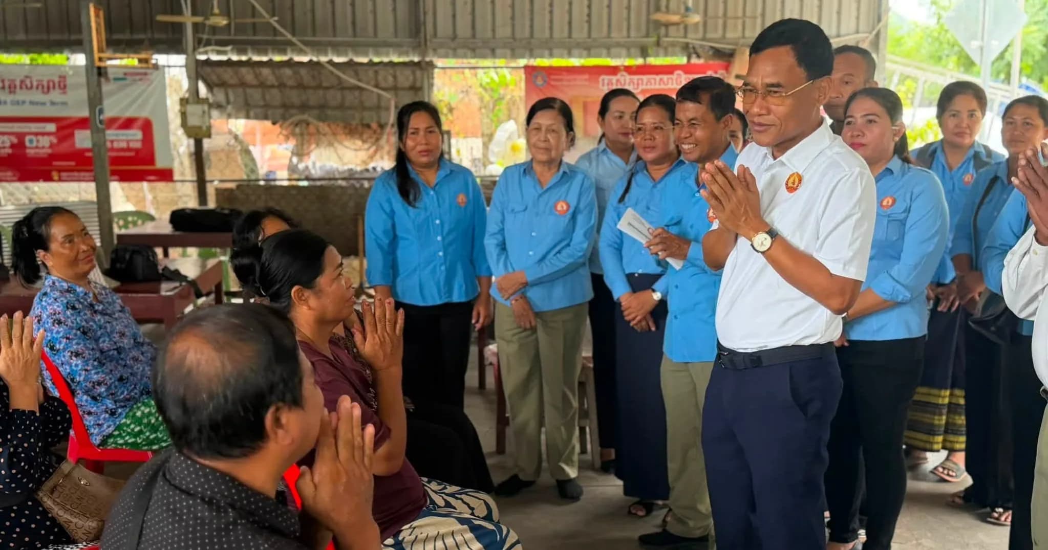 លោក ពៅ ពិសិដ្ឋ ចុះសួរសុខទុក្ខ និងនាំយកអំណោយចែកជូនសមាជិកបក្ស ១៥គ្រួសារ នៅភូមិសំពៅមាស