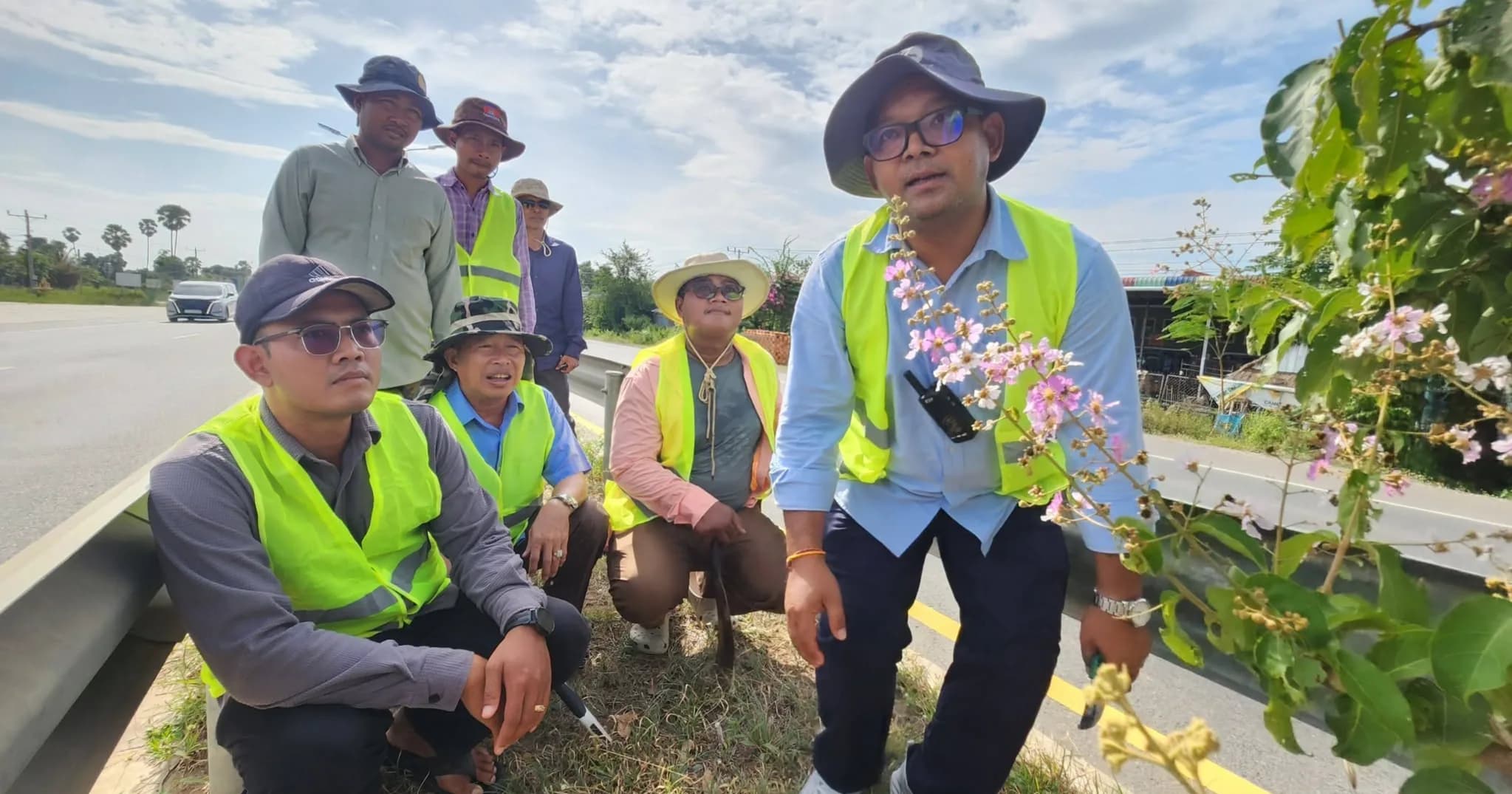 អាជ្ញាធរស្រុកក្រគរ សហការជាមួយអាជ្ញាធរឃុំទាំង៣ ចុះកាត់តែងដើមឈើ និងដើមត្របែកព្រៃតាមបណ្ដោយផ្លូវជាតិលេខ៥