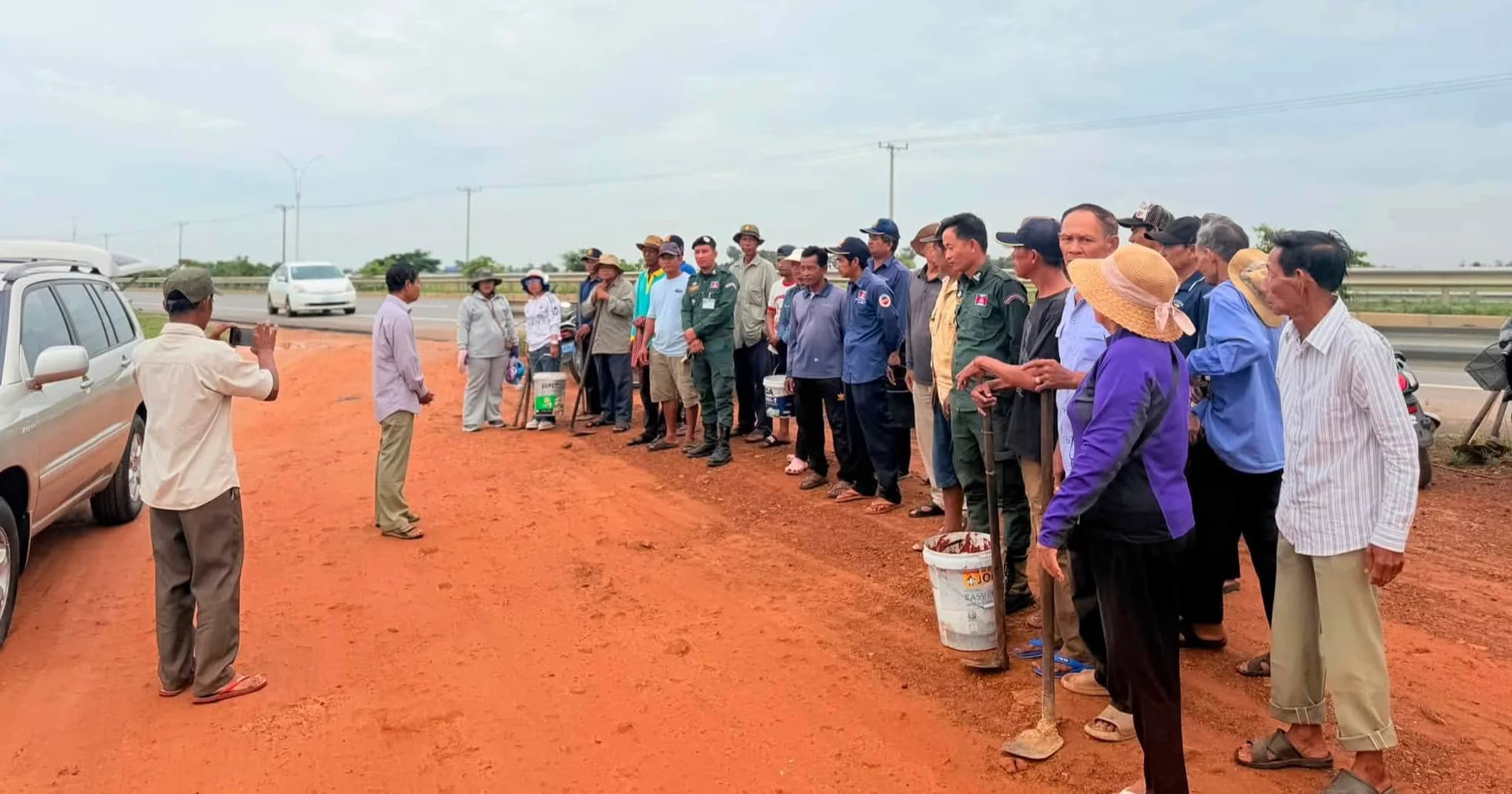 រដ្ឋបាលសង្កាត់ផ្ទះព្រៃ ដឹកនាំកម្លាំងចម្រុះចុះថែទាំ និងតុបតែងដើមក្ងោកតាមដងផ្លូវវាងក្រុងពោធិ៍សាត់