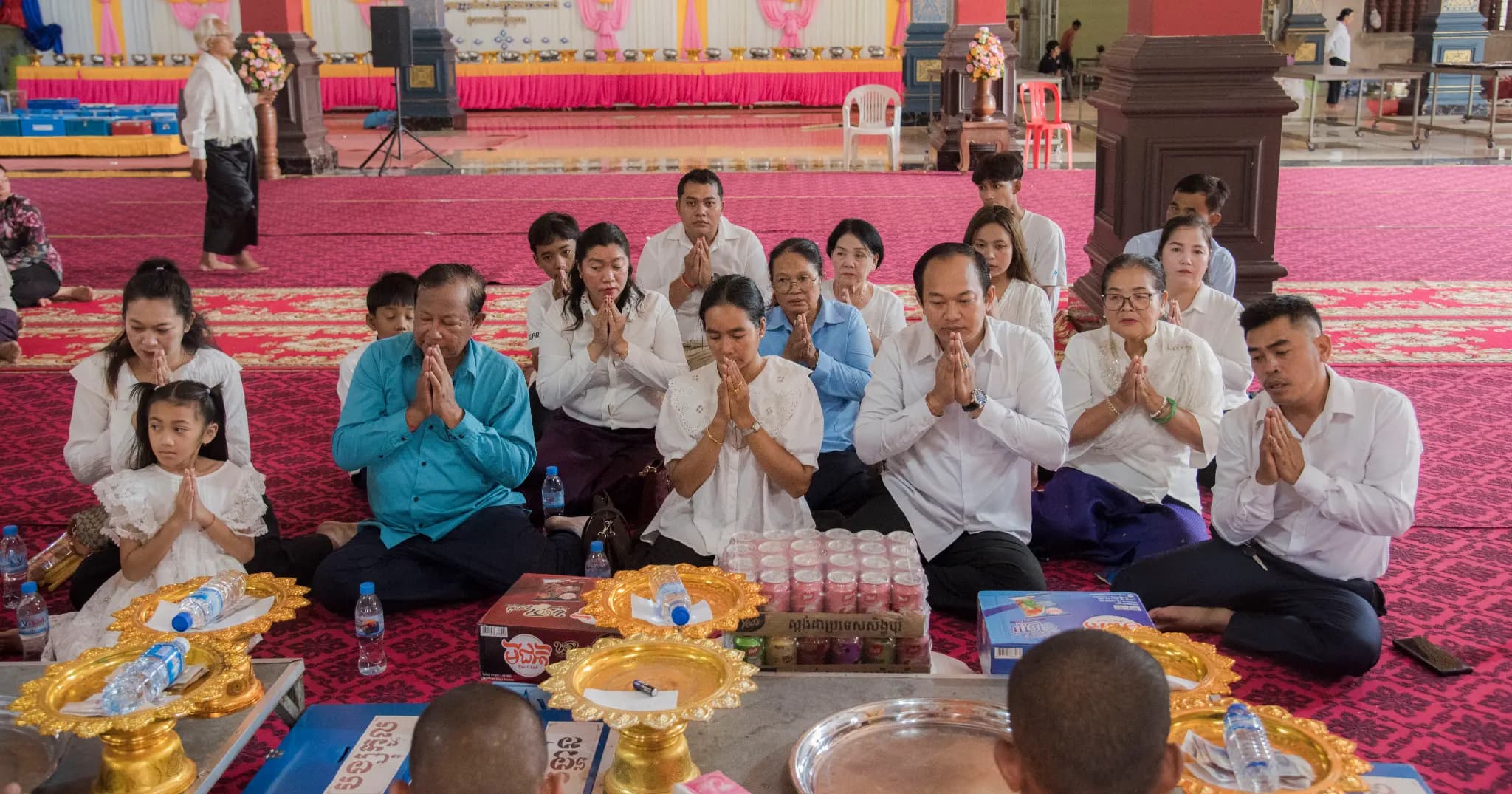 លោក លាង ទិតដ្ឋាន ដឹកនាំក្រុមការងារនាំយកបច្ច័យ និងទេយ្យវត្ថុប្រគេនព្រះសង្ឃ នាឱកាសវេនកាន់បិណ្ឌទី៦ នៅវត្តពាលញែក