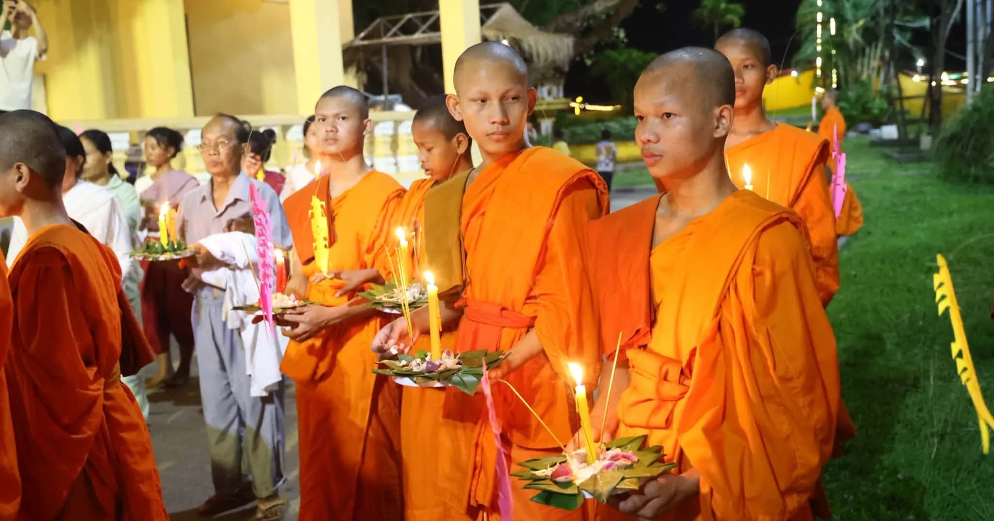 ទិដ្ឋភាពដ៏អធិកអធមនៃការបណ្តែតប្រទីបជូនដូនតាត្រឡប់ទៅកាន់លំនៅឋានវិញ