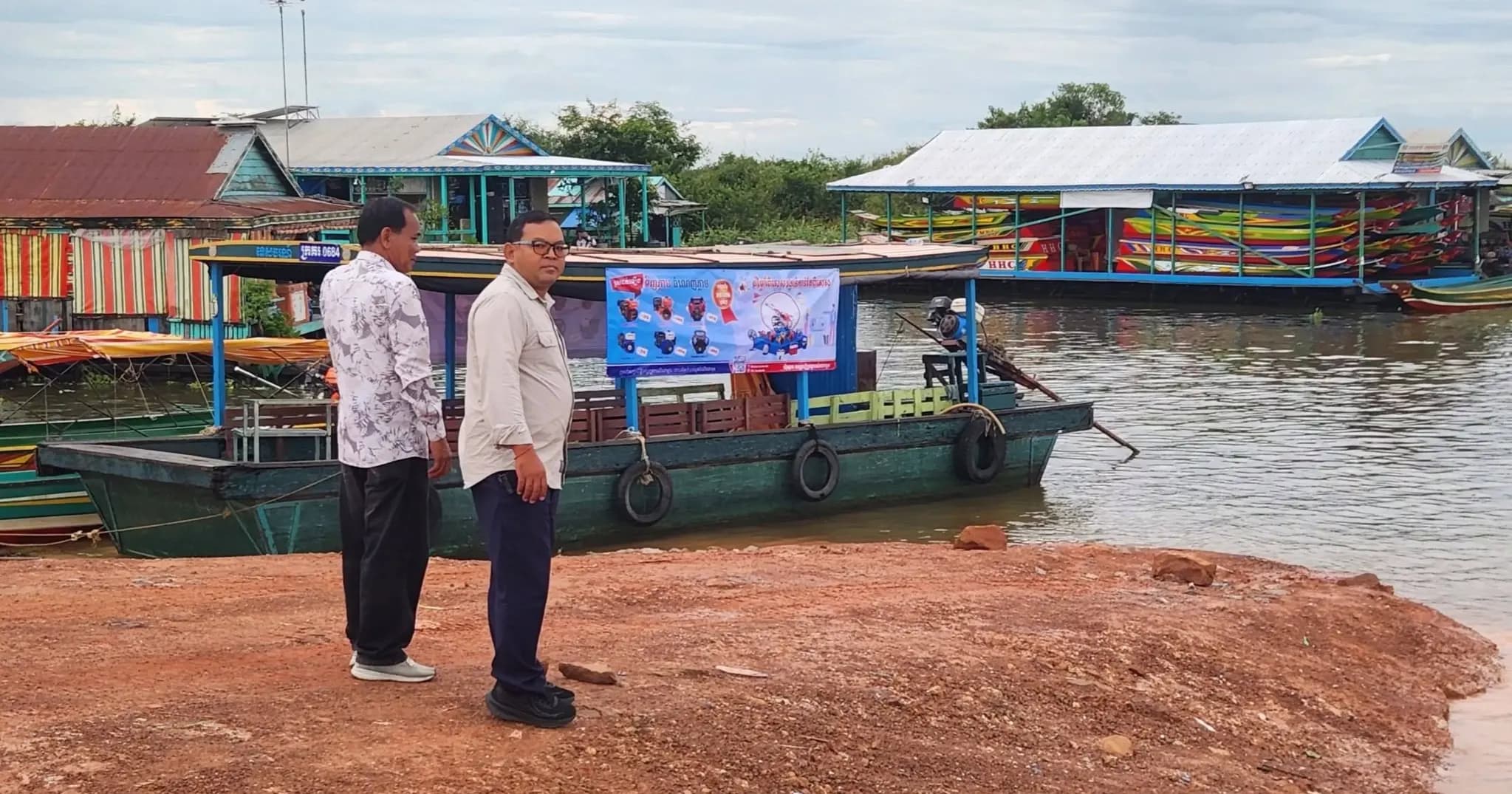 លោកអភិបាលស្រុកក្រគរ ចុះអប់រំប្រជាពលរដ្ឋរស់នៅលើផ្ទៃទឹក ពីការទុកដាក់សំរាមឱ្យបានត្រឹមត្រូវ នៅឃុំកំពង់លួង