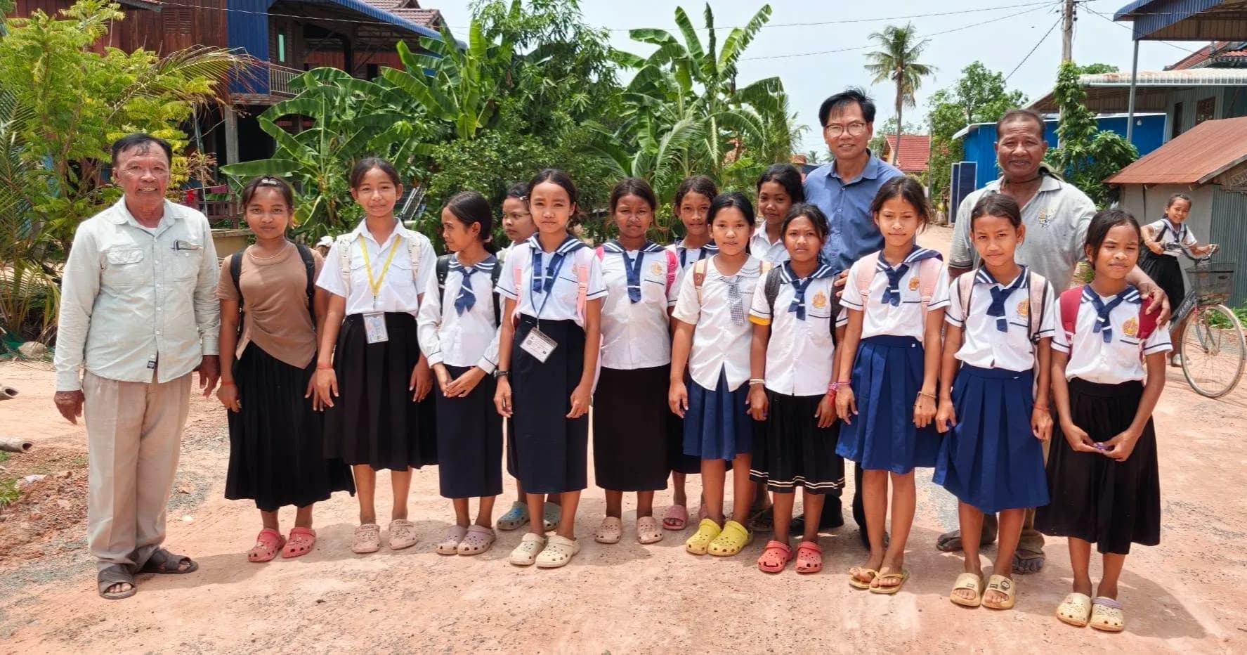 អបអរសាទរ! ប្រជាពលរដ្ឋក្នុងឃុំអន្លង់ត្នោត និងឃុំអូរសណ្ដាន់ ទទួលបានផ្លូវកៅស៊ូ និងផ្លូវគ្រួសក្រហមថ្មី