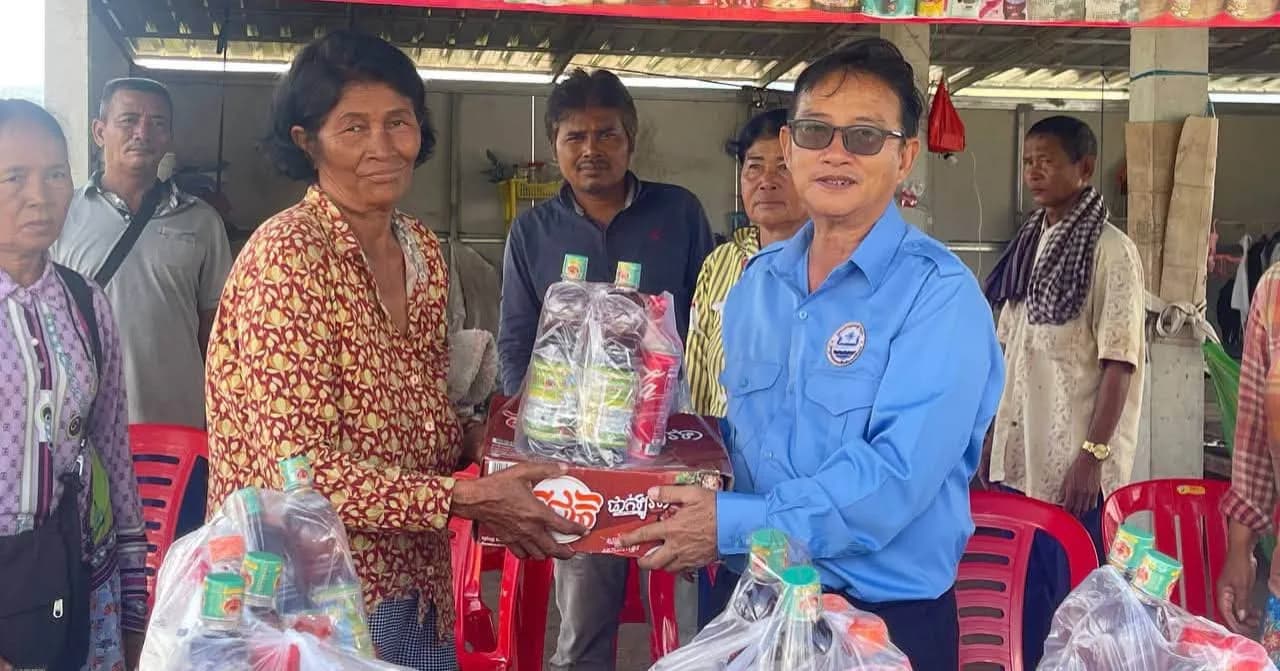 ថ្នាក់ដឹកនាំ និងមន្ត្រីរាជការមន្ទីរធនធានទឹកខេត្តពោធិ៍សាត់ នាំយកអំណោយ និងថវិកាចែកជូនគ្រួសារអតីតយុទ្ធជនសម្ព័ន្ធមេត្រីភាព នៅស្រុកភ្នំក្រវាញ