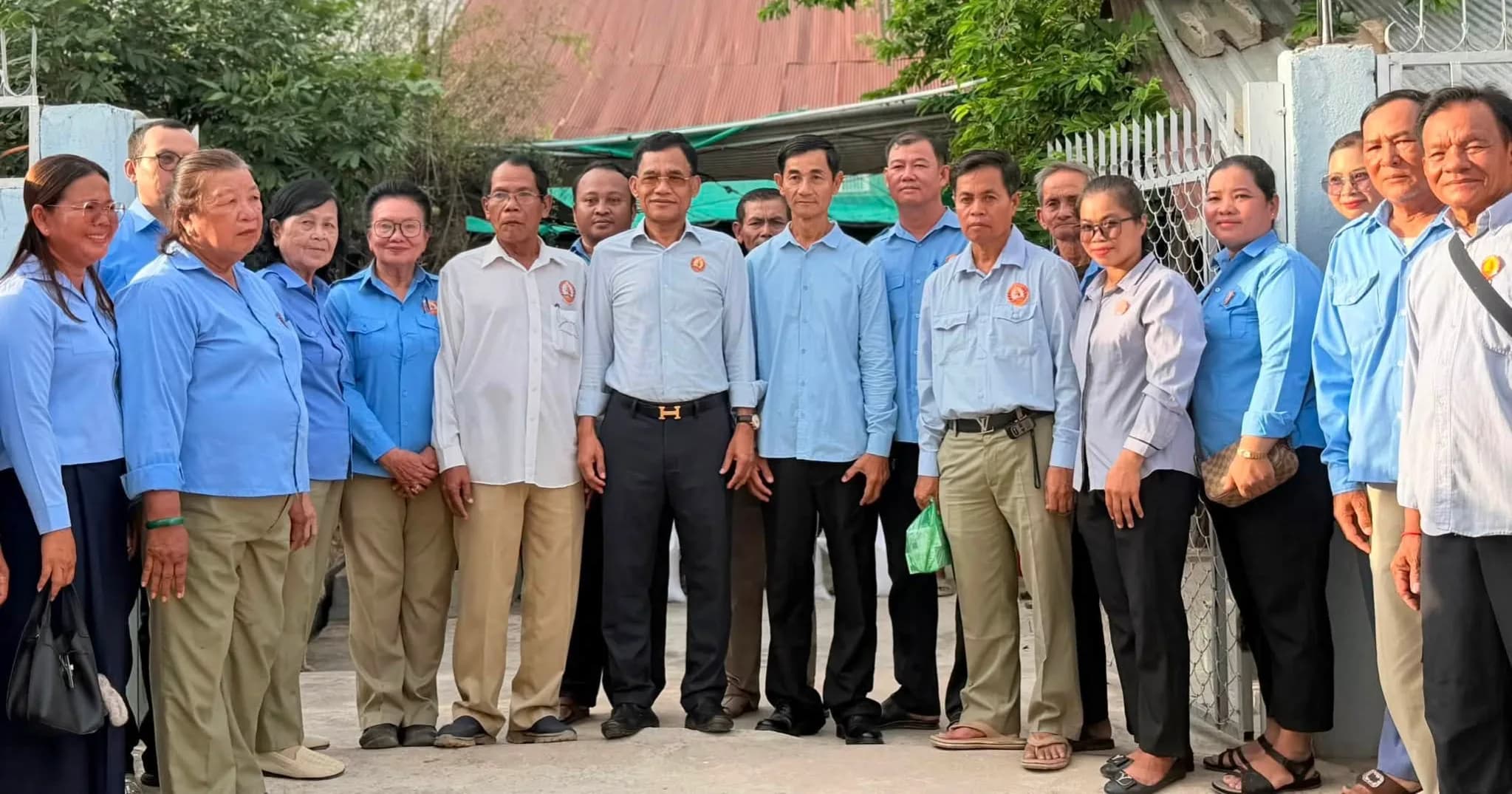 ក្រុមការងារគណបក្សចុះមូលដ្ឋានសង្កាត់ផ្ទះព្រៃ ចុះសំណេះសំណាលជាមួយសមាជិកបក្សក្នុងភូមិពាលញែក២