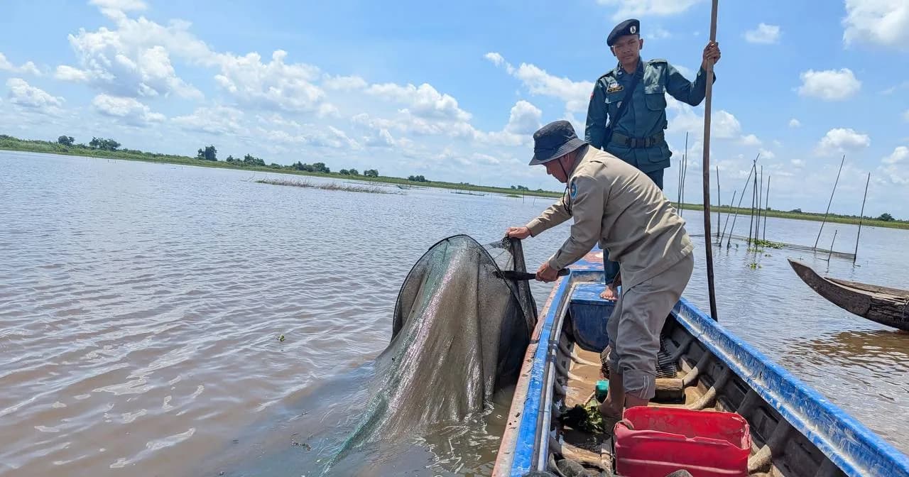 មន្ត្រីជំនាញជលផលកំពង់ចាម រុះរើ និងបំផ្លាញចោលនូវឧបករណ៍ខុសច្បាប់ ក្នុងឱកាសចុះបង្រ្កាបបទល្មើស ១ករណី នៅភូមិសាស្ត្រស្រុកកងមាស