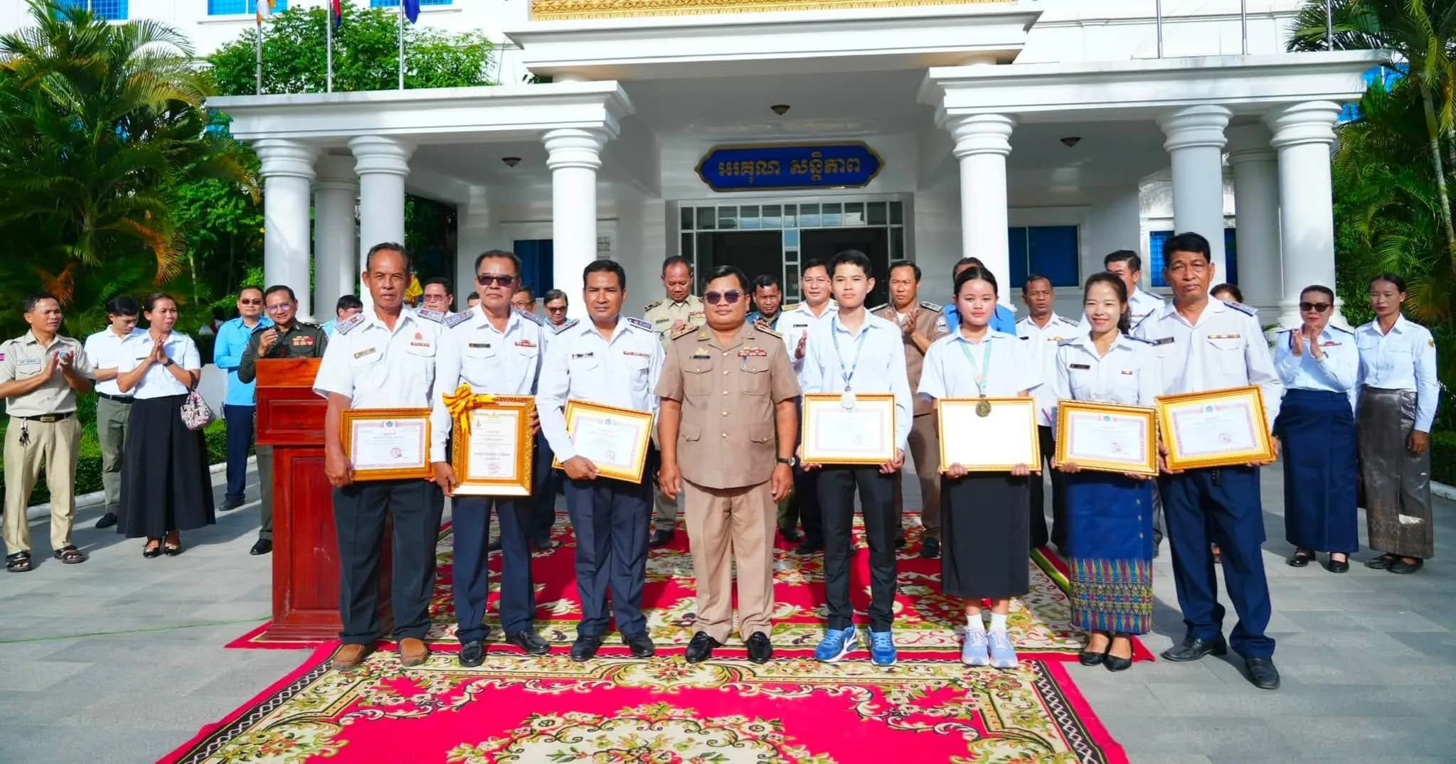 ខេត្តពោធិ៍សាត់ ប្រារព្ធពិធីដង្ហែយ៉ាងអធិកអធម អបអរសាទរសិស្សពូកែទូទាំងប្រទេស និងអង្គភាពគំរូក្នុងវិស័យអប់រំ