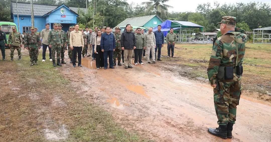 ប្រតិភូរដ្ឋបាលខេត្តពោធិ៍សាត់ សំណេះសំណាល និងឧបត្ថម្ភស្បៀង  ដល់កងយោធពលខេមរភូមិន្ទ នៅទិសទី៤ ឃុំថ្មដា ស្រុកវាលវែង