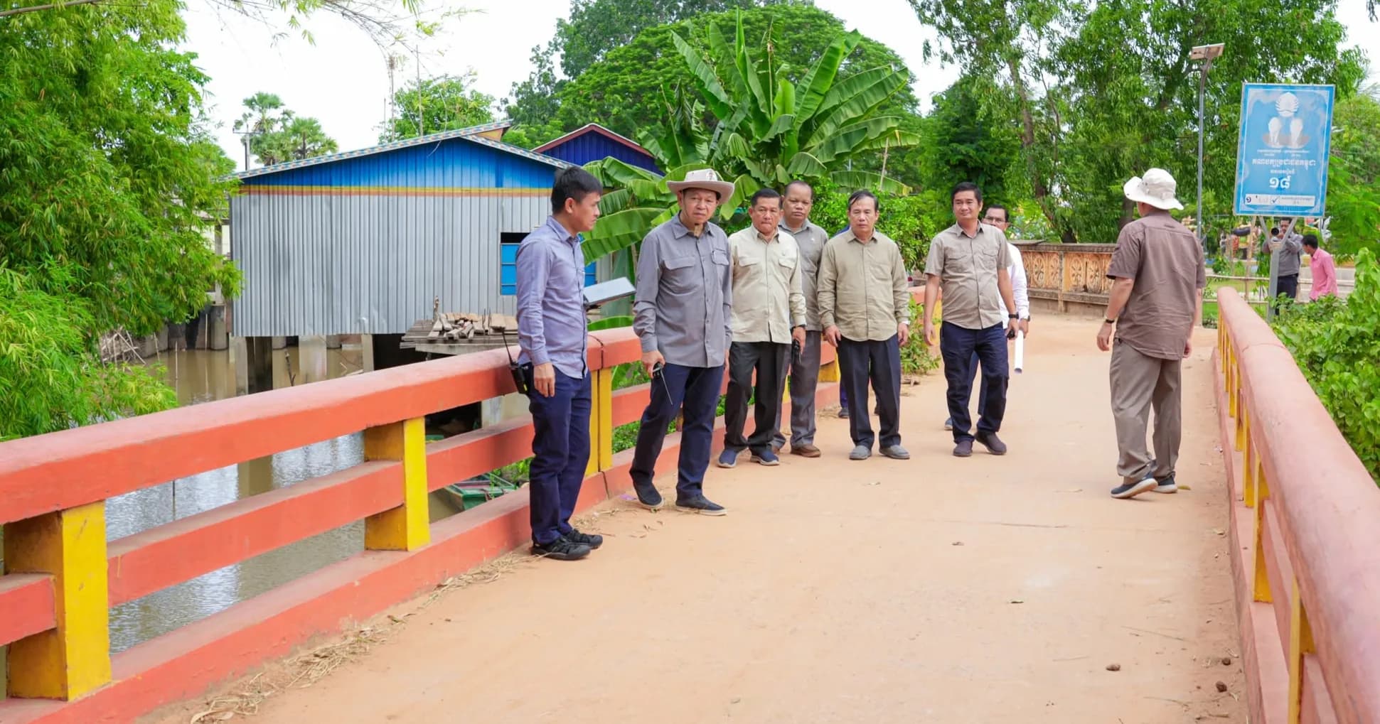ឯកឧត្តម ឆាយ ឫទ្ធិសែន អញ្ជើញចុះពិនិត្យស្ថានភាពផ្លូវជនបទ ៤ខ្សែ និងស្ពានបេតុង ១កន្លែង ក្នុងខេត្តពោធិ៍សាត់