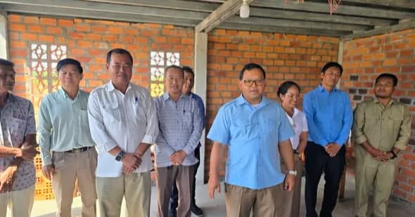 អភិបាលស្រុកក្រគរ ចុះសួរសុខទុក្ខ និងនាំយកអំណោយចែកជូនគ្រួសារសម្ព័ន្ធមេត្រីភាព ៨គ្រួសារ នៅភូមិប៊ុនរ៉ានី សែនជ័យដំណាក់ទ្រយឹង