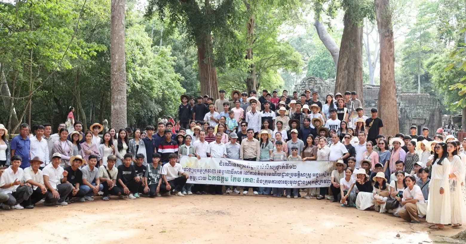 ឯកឧត្តម កែវ រតនៈ ឧបត្ថម្ភដំណើរទស្សនកិច្ចសិក្សាដល់សិស្សថ្នាក់ទី១២ ស្រុកភ្នំក្រវ៉ាញ់ ទៅកាន់ទឹកដីអង្គរ