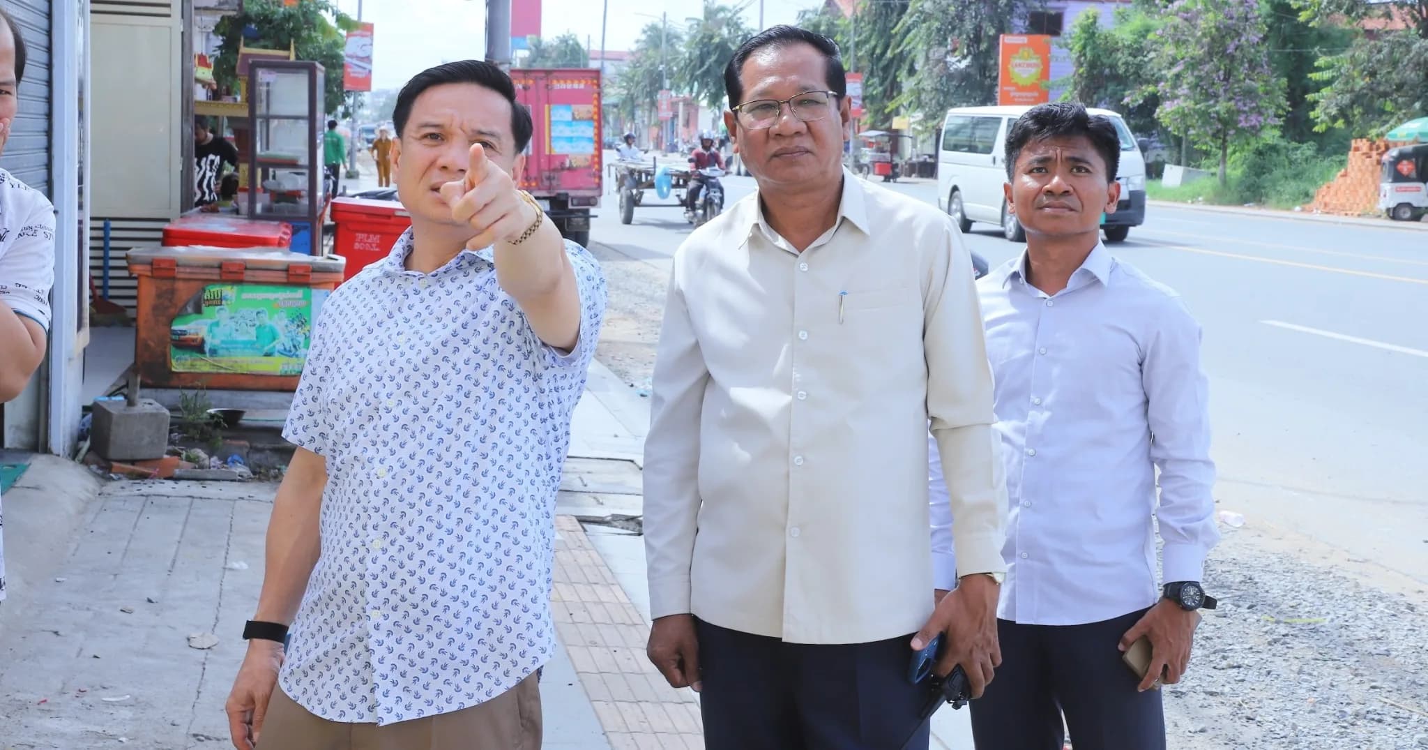 អាជ្ញាធរខេត្តកណ្តាល ចុះរៀបចំសណ្តាប់ធ្នាប់ និងបន្តឈូសឆាយសំណង់រំលោភលើចិញ្ចើមផ្លូវលេខ២១ ក្នុងក្រុងតាខ្មៅ