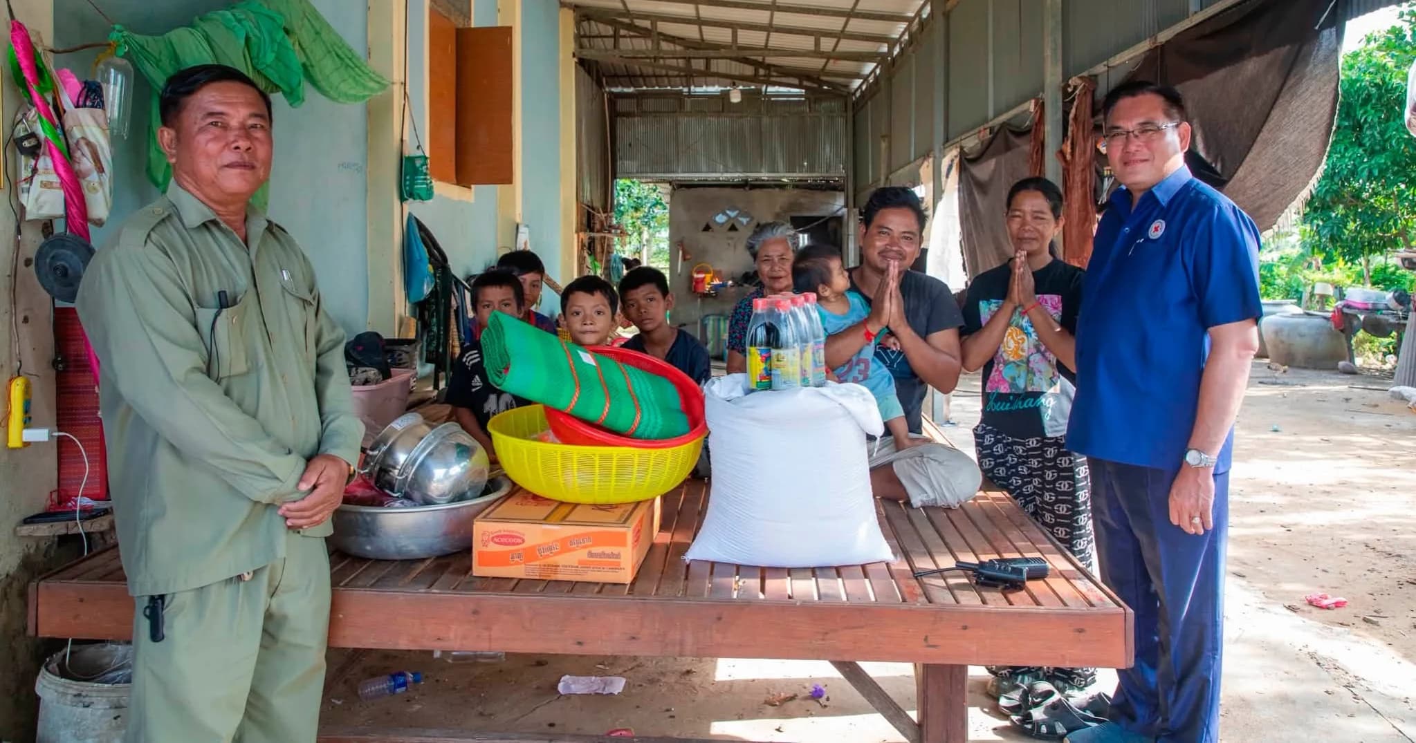 លោក ឆាយ គឹមម៉ុង អភិបាលស្រុកបាកាន ចុះសួរសុខទុក្ខ និងនាំយកគ្រឿងឧបភោគបរិភោគចែកជូនប្រជាពលរដ្ឋ ៣គ្រួសារ ក្នុងឃុំមេទឹក