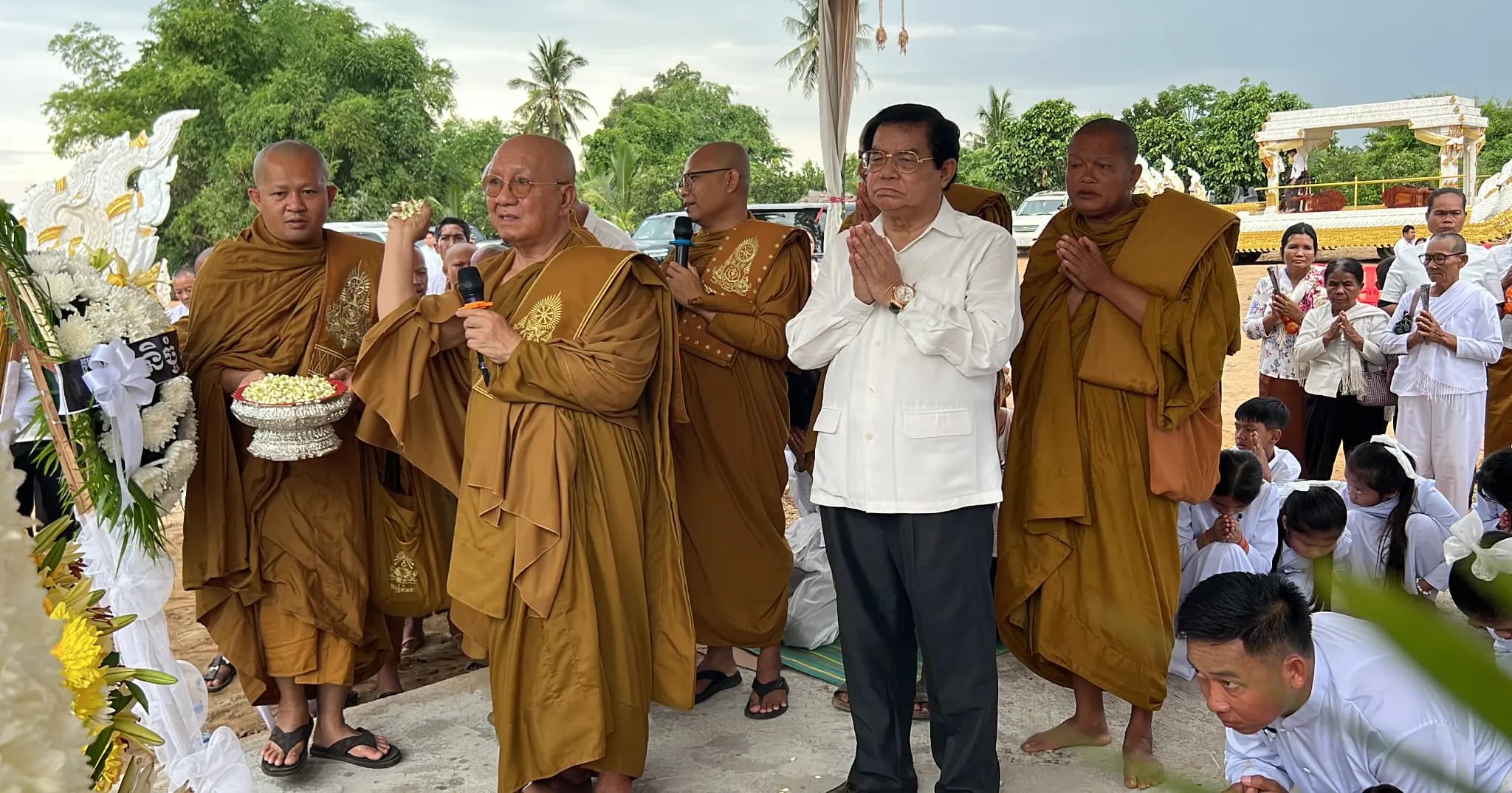 ឯកឧត្តម ម៉ក់ រ៉ា អញ្ជើញចូលរួមក្នុងពិធីដង្ហែ និងបញ្ចុះសព អ្នកម្ដាយ ដួង ខុម ព្រមទាំងបញ្ចុះអដ្ឋិធាតុ នៅក្រុងពោធិ៍សាត់