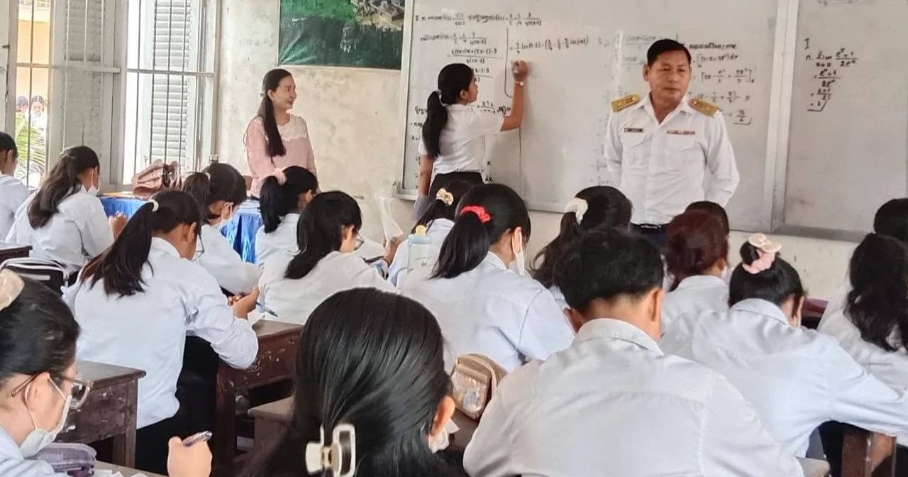 លោក លឹម វុទ្ធី ចុះពិនិត្យការបង្រៀនបំប៉នបន្ថែមដល់សិស្សថ្នាក់ទី១២ នៅវិទ្យាល័យពោធិ៍សាត់