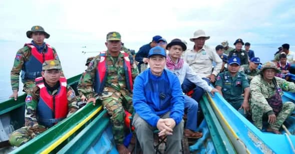 អភិបាលខេត្តពោធិ៍សាត់ ចុះពិនិត្យទិន្នផលត្រីដើមរដូវនេសាទនៅឃុំកំពង់លួង ស្រុកក្រគរ ខេត្តពោធិ៍សាត់