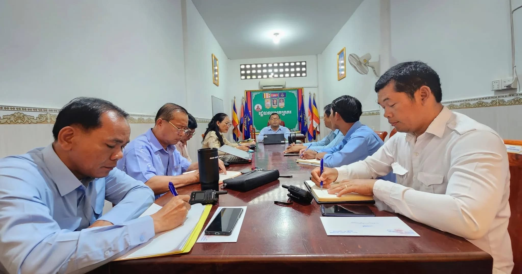 លោក អ៊ន សុផល្លា ដឹកនាំកិច្ចប្រជុំជាមួយថ្នាក់ដឹកនាំស្រុកក្រគរ ដើម្បីតាមដានវឌ្ឍនភាពការងារ និងដោះស្រាយបញ្ហាប្រឈម