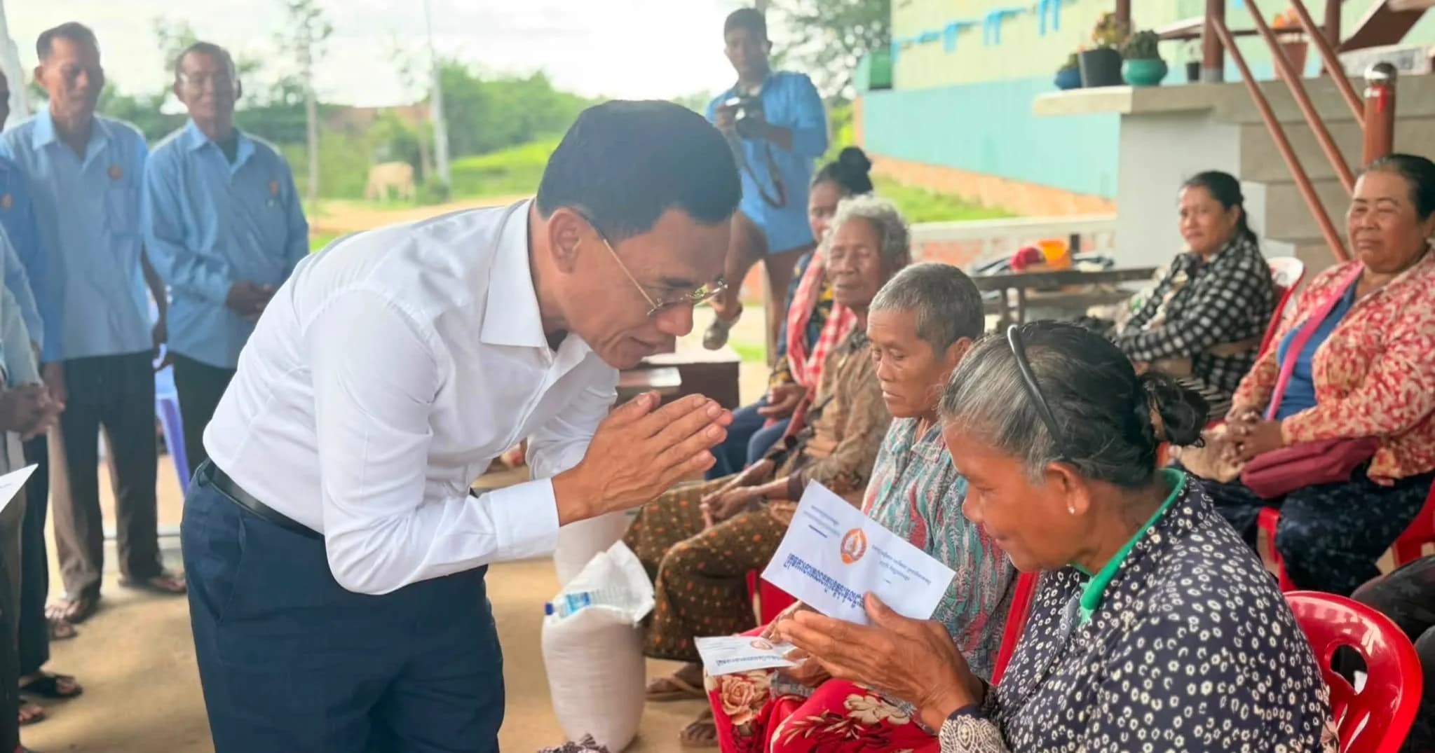 លោក ពៅ ពិសិដ្ឋ ចុះសួរសុខទុក្ខ និងផ្តល់អំណោយជូនសមាជិកគណបក្សចាស់ជរា ១៥គ្រួសារ នៅសង្កាត់ផ្ទះព្រៃ