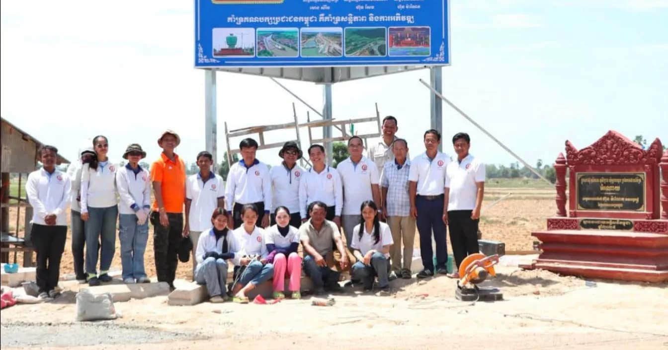 ក្រុមការងារចុះជួយឃុំស្វាយលួង ចុះពិនិត្យទីតាំងរៀបចំដំឡើងស្លាកគណបក្ស និងប្រព័ន្ធអំពូលភ្លើង Solar បំភ្លឺផ្លូវ